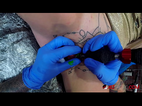 ❤️ Uiters getatoeëerde hottie Sully Savage het 'n tatoeëermerk op haar klitoris gekry ❤️❌ Superpornografie op af.dewporn.ru ﹏